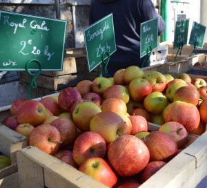 VilledeVernon's tweet photo. Les 25 décembre et 1er janvier tombant des samedis, 
le traditionnel #marché du samedi sera décalé aux vendredis 24 et 31 décembre ! L'occasion de faire le plein de victuailles avant les réveillons ! 🌟 #noel2021 https://t.co/HFzSfa20Ys