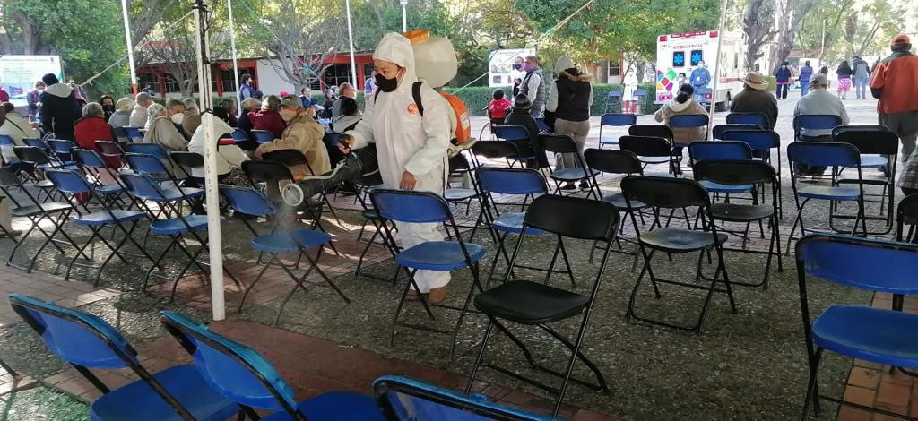 Este viernes, personal de la Coordinación Ejecutiva del Centro Histórico desinfecta las áreas circundantes a las sedes donde se aplica el biológico contra el #COVID19. #Oaxaca #UnBuenGobiernoParaTodos