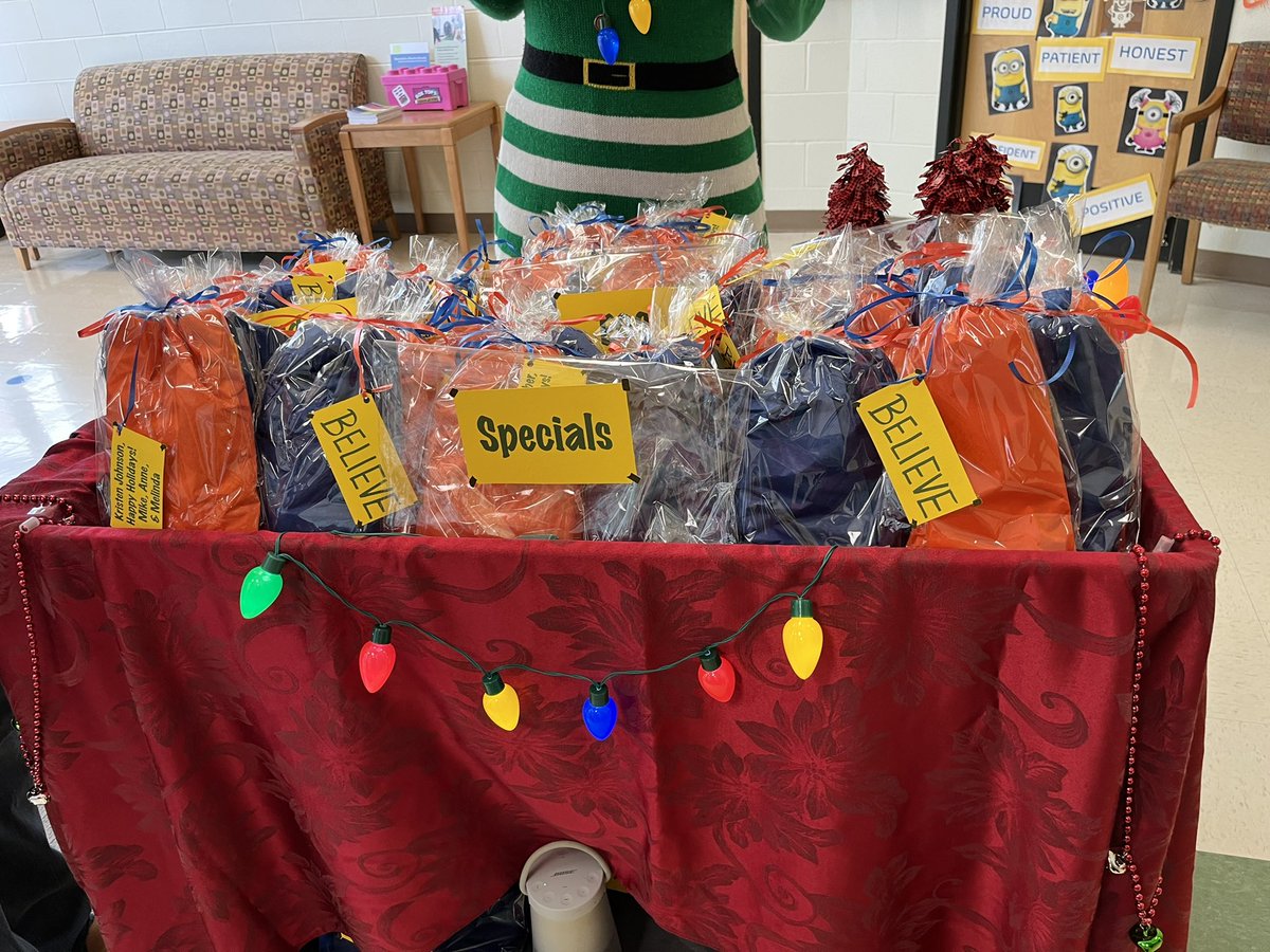 MrsDAngelone's tweet photo. Spreading holiday cheer through the halls before our winter break. I 💙 being a part of this team! @MillsParkElem #APintern https://t.co/FVNzxdQBuc