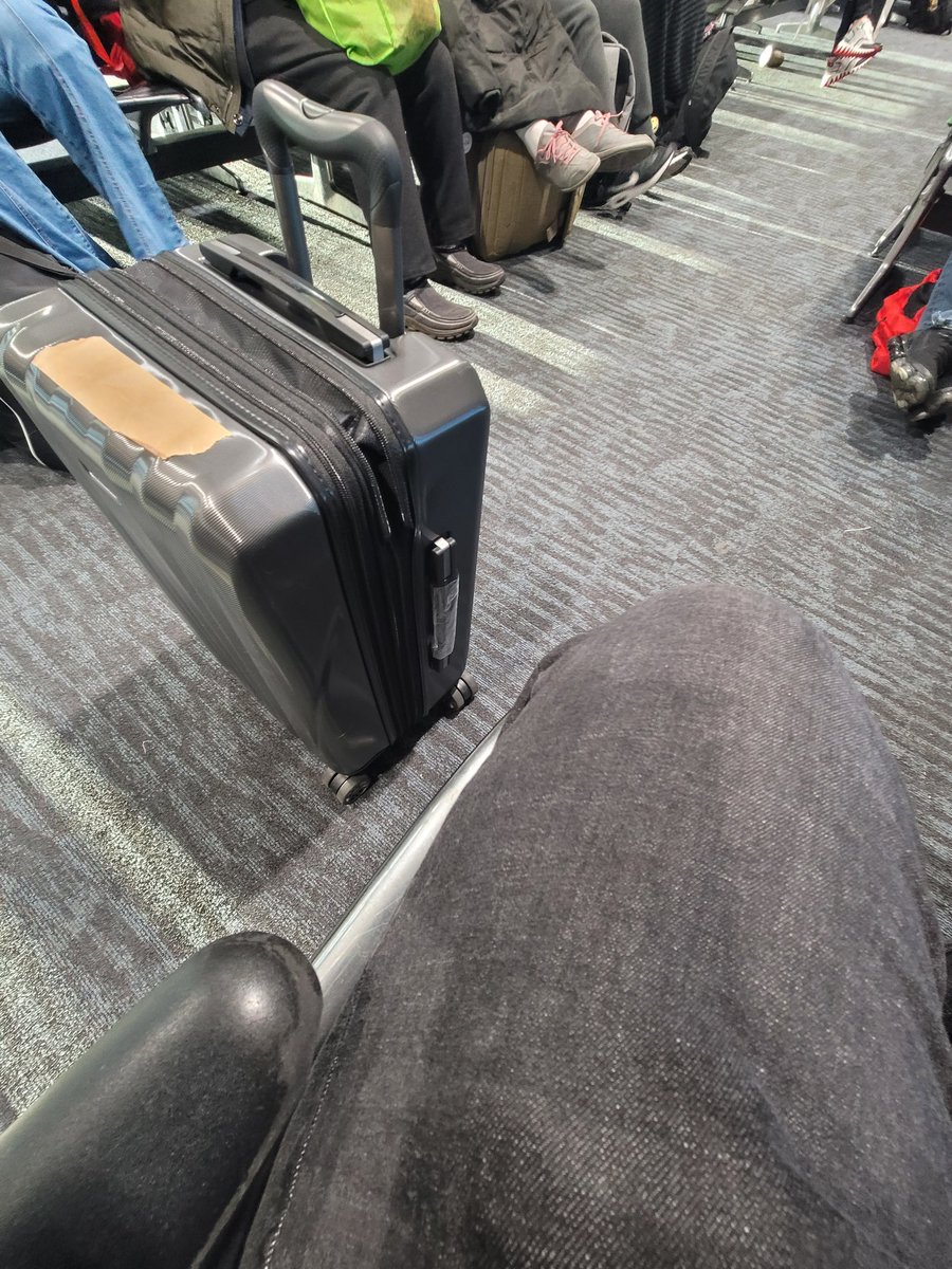 HeWhoAimed's tweet photo. @finalmouse  FLUGHT DELAYED 2 HOURS BUT I EONT MISS FINALCON EVEN IF I HAVE TO WALK THERE https://t.co/gQa7XfWuLc