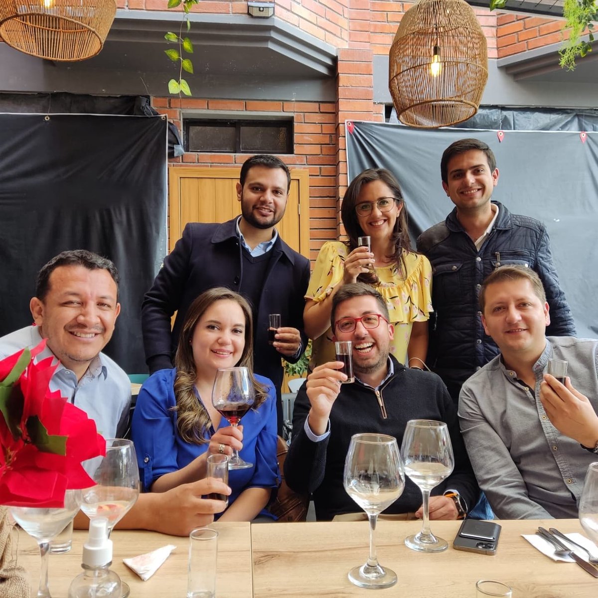 AJECUENCA1's tweet photo. ¡HOY! Nuestros socios de @ajecuenca, fueron parte de un Almuerzo #Navideño de #Networking, esta iniciativa permite integrar a los miembros de AJE, para que conozcan más de las actividades y negocios de cada uno.💯🥂

#somosajeecuador📣 https://t.co/5UtTioUsYZ