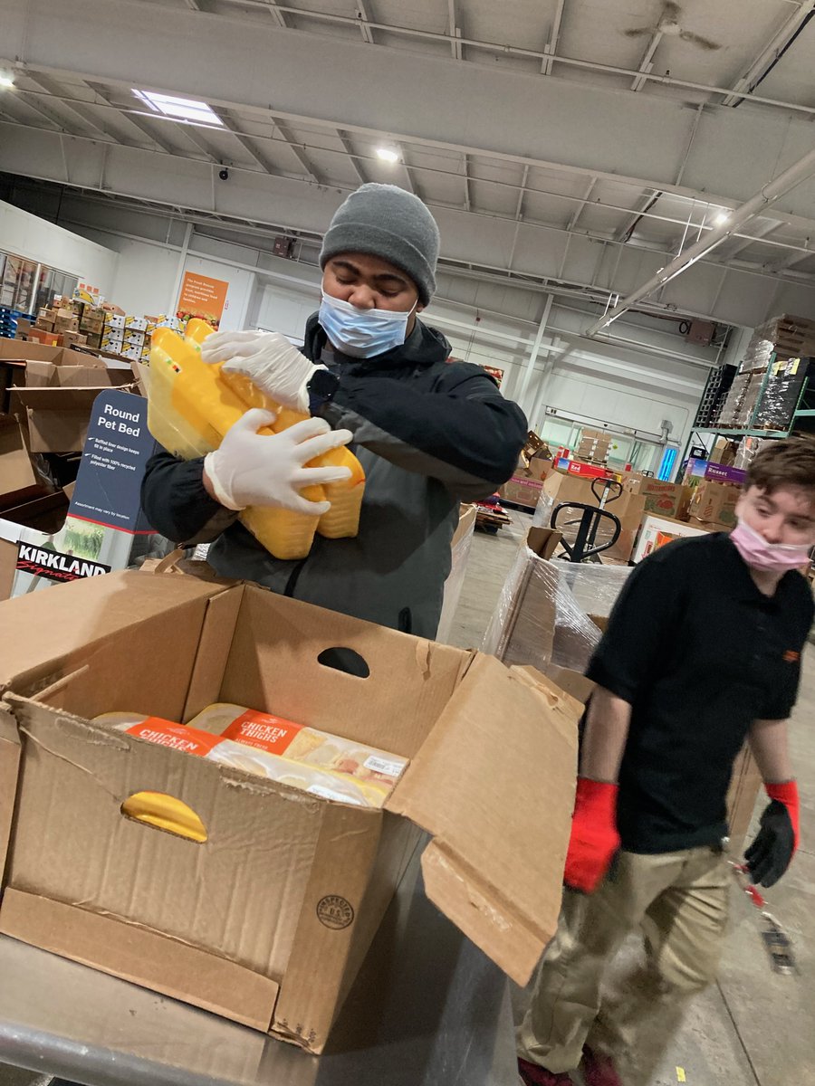 GPSEdPartners's tweet photo. Check out our students from our @madisonjmac Education Center volunteering at @feedamericawi. They sorted frozen meats and packed boxes of food that were sent out to food pantries in North Milwaukee! Awesome job guys.
#FeelGoodFriday #GivingBack #NextGenerationStudent #Community https://t.co/FUguYQJ9YK
