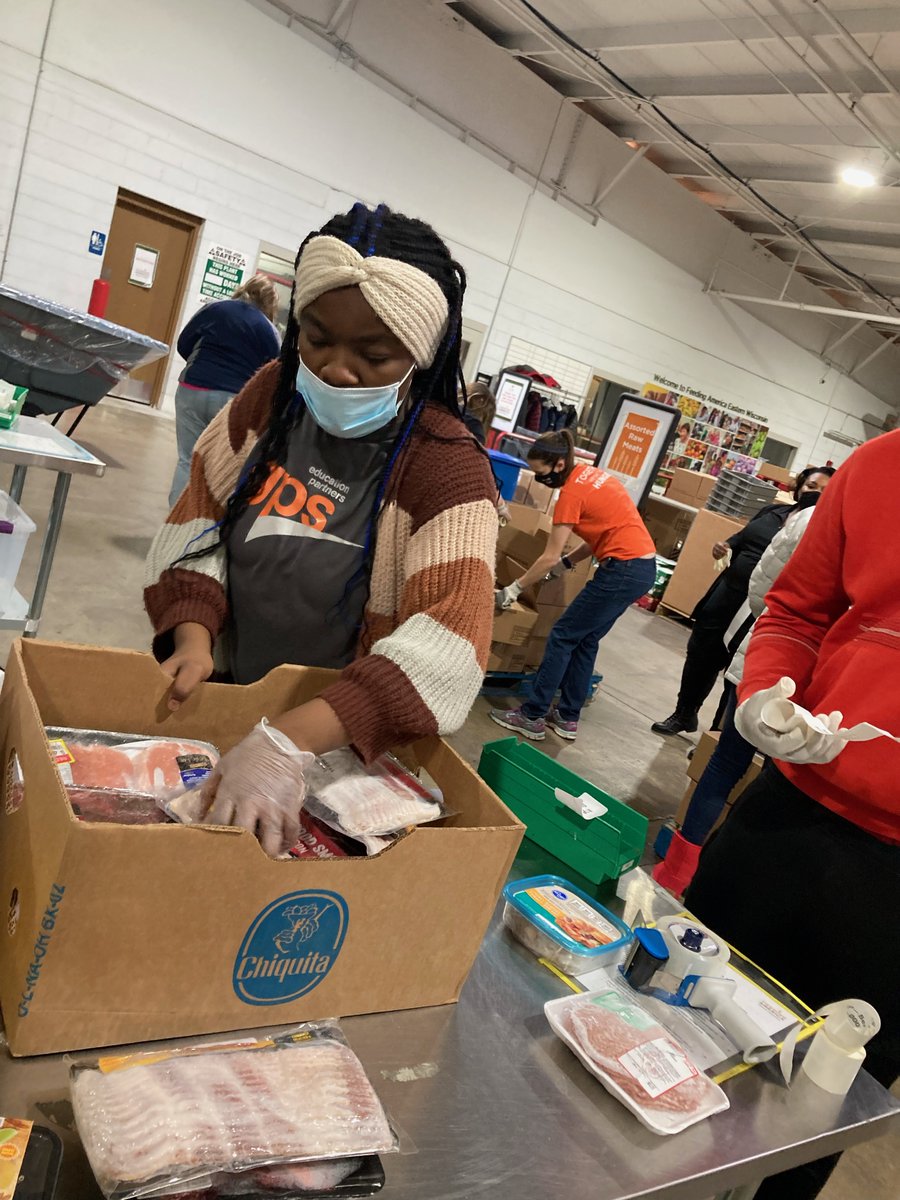 GPSEdPartners's tweet photo. Check out our students from our @madisonjmac Education Center volunteering at @feedamericawi. They sorted frozen meats and packed boxes of food that were sent out to food pantries in North Milwaukee! Awesome job guys.
#FeelGoodFriday #GivingBack #NextGenerationStudent #Community https://t.co/FUguYQJ9YK
