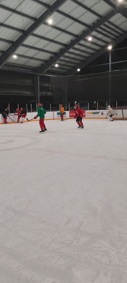 lortie_19's tweet photo. Some fun with the u15s at the outdoor rink last night. Coaches schooled the young guys https://t.co/2Uxf1ozRh7
