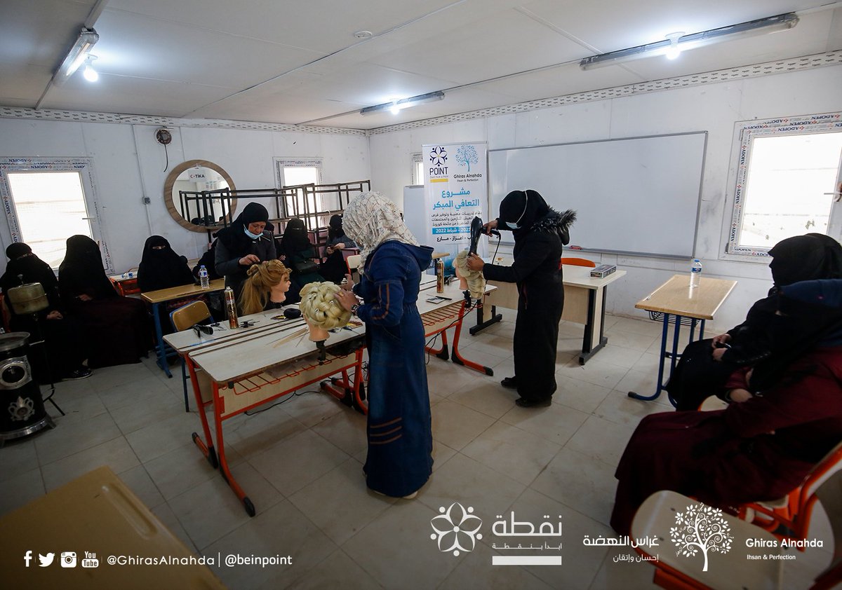 beinpoint's tweet photo. أشركنا 15 من الفتيات والنساء في التدريب المهني لإكسابهن مهارات تصفيف الشعر والحلاقة النسائية (الكوافيرة)، التي تعدّ من المهن المطلوبة في المناطق المستهدفة من المشروع.

 #Beinpoint
#Ghiras_alnahda
#GHIRASALNAHDAUSNFP https://t.co/jL1RH6tQ0S