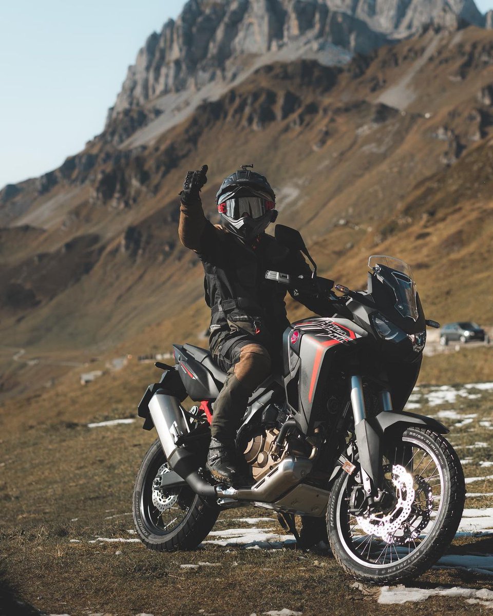 WeTheRidersWTR's tweet photo. 😎 @frankeethesledrider approves his new #2Wheels mate 👍🏻

🤩 Adventures are there: #RideSafe and embrace them❗️

📸 @frankeethesledrider 

#Switzerland #Klausenpass #Adventure #Honda #HondaAfricaTwin #Weekend #Safety https://t.co/gADlz3bxxv