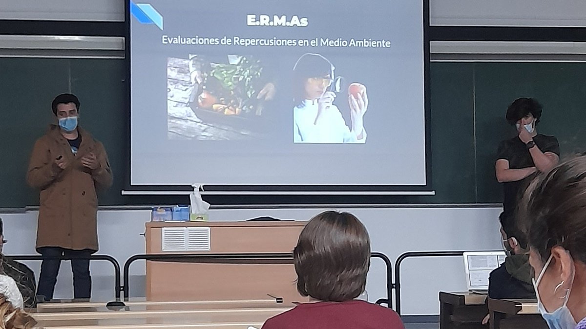 Uno con abrigo y el otro en manga corta 🤝