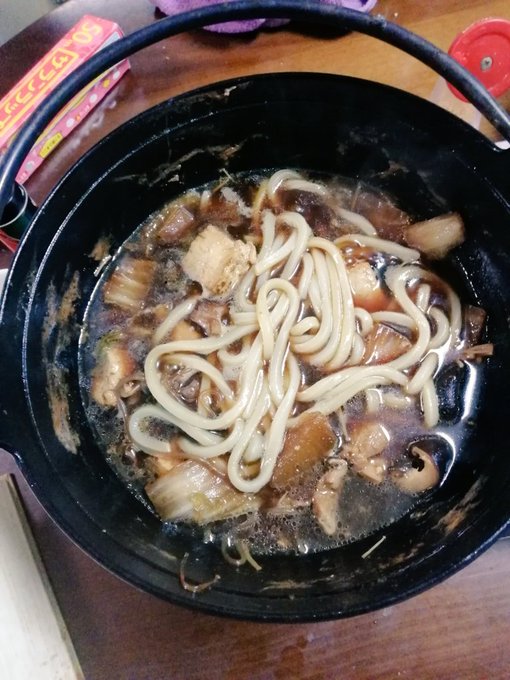 誕生日だと言うのに夜中にすき焼きの残りにうどんぶちこんですすってる私‥明日は寿司でもとるか。 