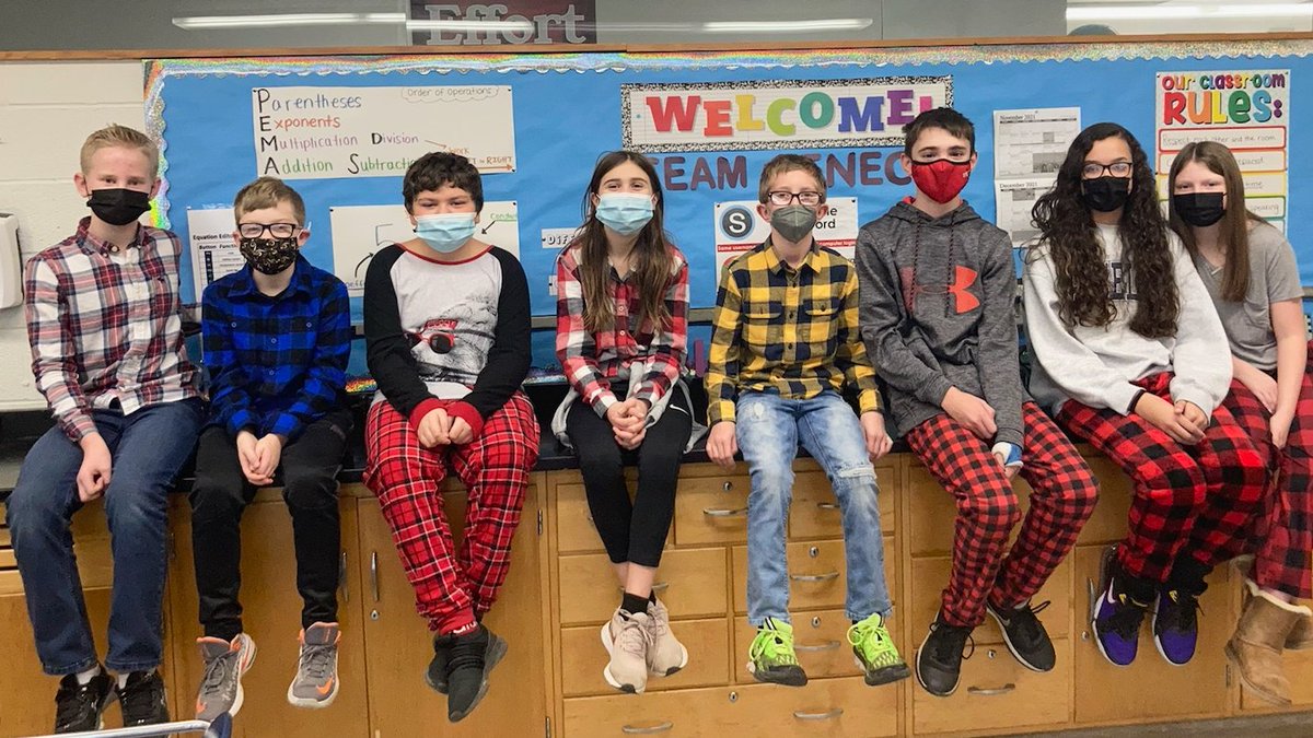 CDGA_MS's tweet photo. Team Seneca making the most of Flannel Friday!  #TeamSeneca   #OneBravesFamily  #CanandaiguaProud https://t.co/sWauSLssNy
