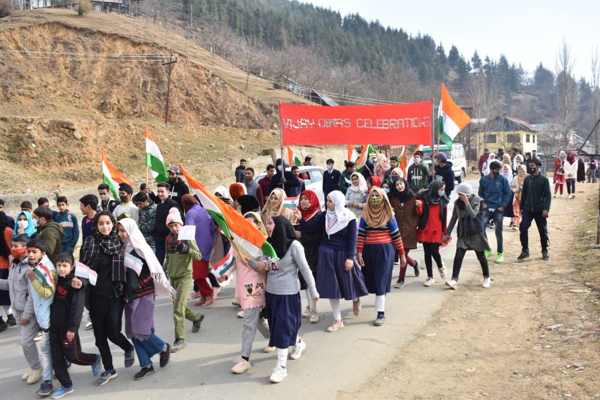 Today in Kashmir people celebrated India's victory over Pakistan. 

P:S:- You will not see these pictures of #NayaKashmir on any media.

#IndoPakWar1971 
#VijayDiwas2021 

Jai Hind🇮🇳