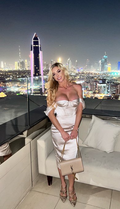How do you like my look for dinner? 🇦🇪🇦🇪 https://t.co/Mi0sU5b7Kd<a href="/tag/legday"class="tags"><span>#legday</span></a>