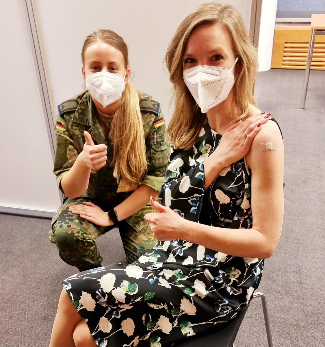 Ottilie_Klein's tweet photo. Heute habe auch ich meine Boosterimpfung erhalten. Ich danke allen Ärzten &amp; Pflegern sowie den Soldatinnen &amp; Soldaten für ihren unermüdlichen Einsatz! Mit ihrer Hilfe schaffen wir es, allen Menschen in Deutschland ein Impfangebot zu machen. 1/2
#Booster #CoronaSchutzimpfung https://t.co/i8x8ILXFJn