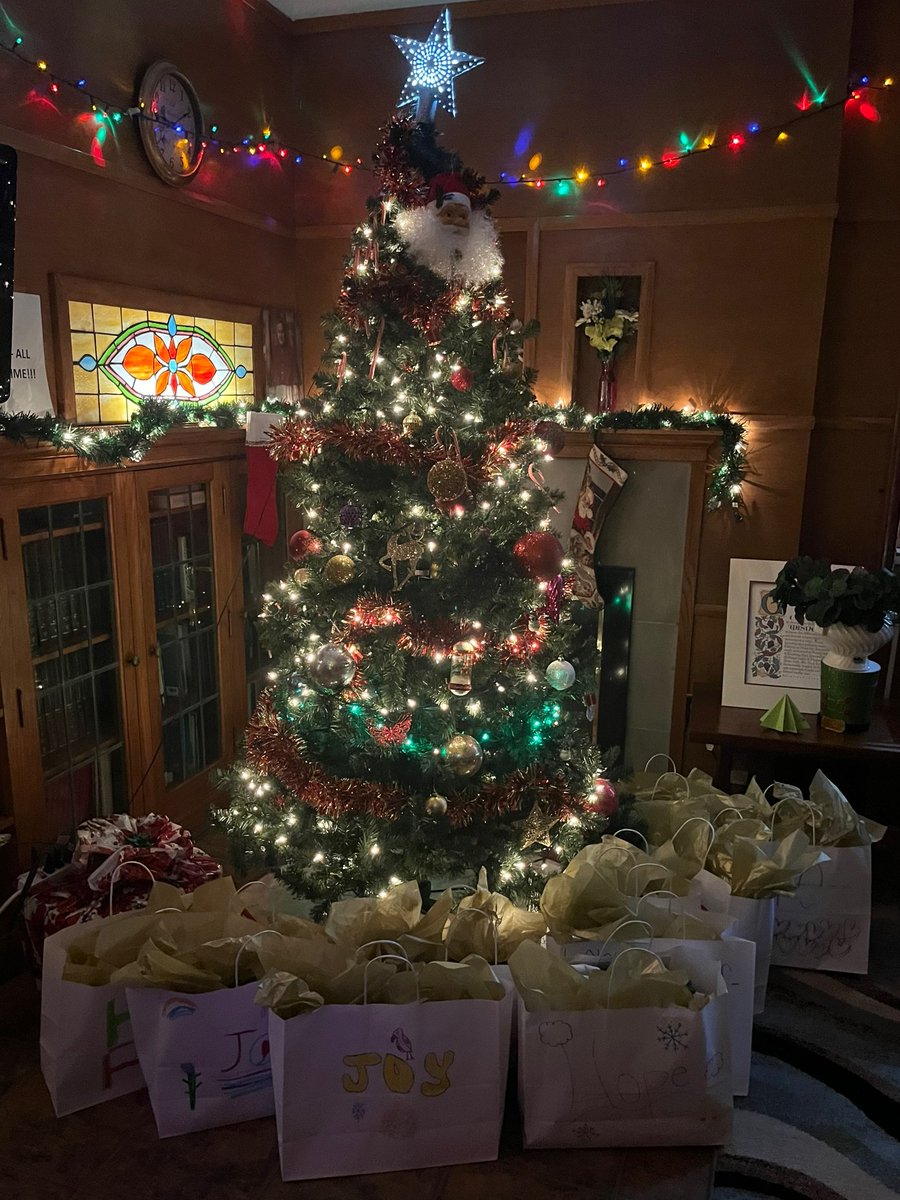 qopc_stl's tweet photo. It's beginning to look a lot like #Christmas at #OLPH! St. Louis Star Quilt Guild made #quilts for both the women and children in our care. Thank you for providing warmth and comfort this Christmas! https://t.co/Zkgr8zy9KA