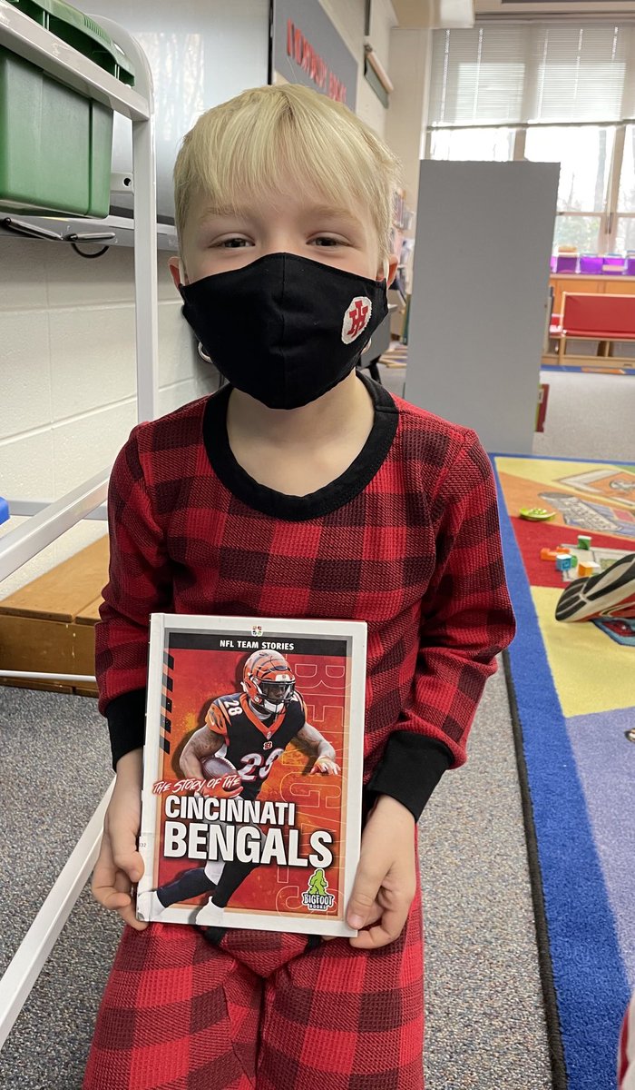JenAndersIHPS's tweet photo. Getting the exact book you want from the library-priceless!  #bestgiftever #IHPromise #IHPrimary https://t.co/OxFF5sYZTh
