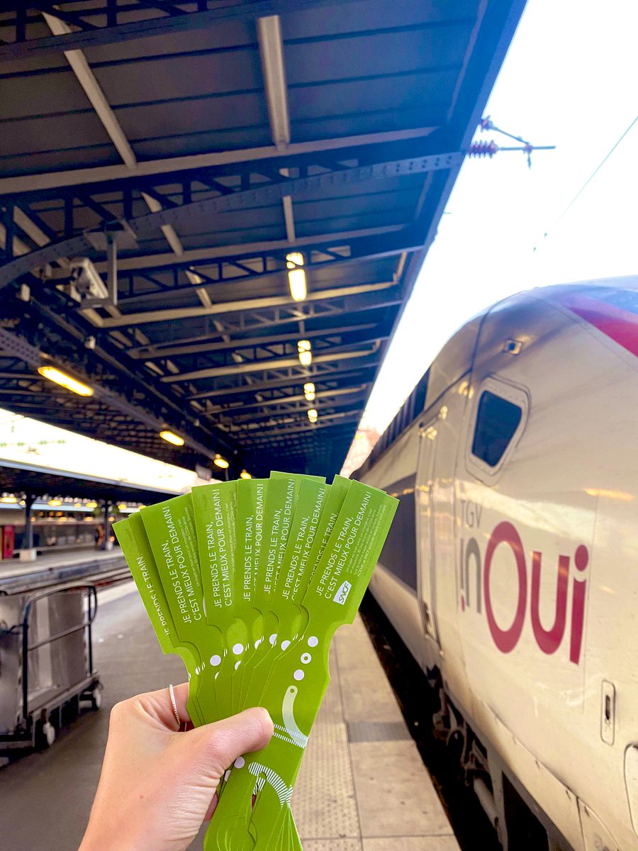 C’est parti pour le début des vacances ! ✨🚄
🏷L’étiquette c’est un peu la carte d’identité de votre 🧳 en cas de problème elle peut rapidement être identifiée et vous être restituée 🤳       📣Alors, pensez à étiqueter vos bagages pour un voyage en toute tranquillité