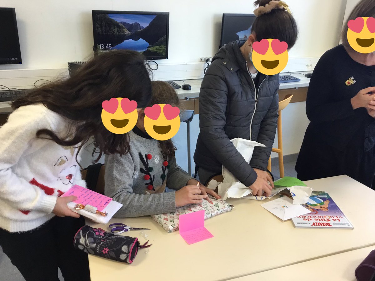 PGoasguen's tweet photo. Dernier jour avant les vacances et fin de l’activité « j’offre un livre à Noël » pour les sixièmes. Les élèves ont échangé leurs cadeaux après avoir réalisé un joli paquet. #cdi #sfnd #lesneven #profdoc #lecture @SFND_Lesneven @DUCHEMINKARINE1 @Marie_henry_leg https://t.co/ObvxxSlnjE