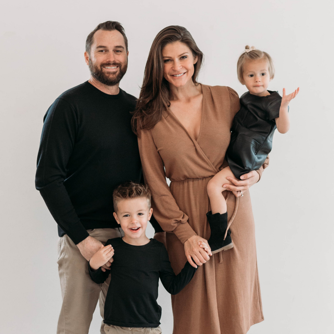 hughandgrace's tweet photo. We're soaking up family time this holiday season! 🎉

Ben, Sara, Hugh and Grace love delivering homemade toffee to their friends around the holidays!

Let us know your favorite family holiday tradition in the comments below! 👇
.
.
.
.
. https://t.co/7Sd7JdALcq