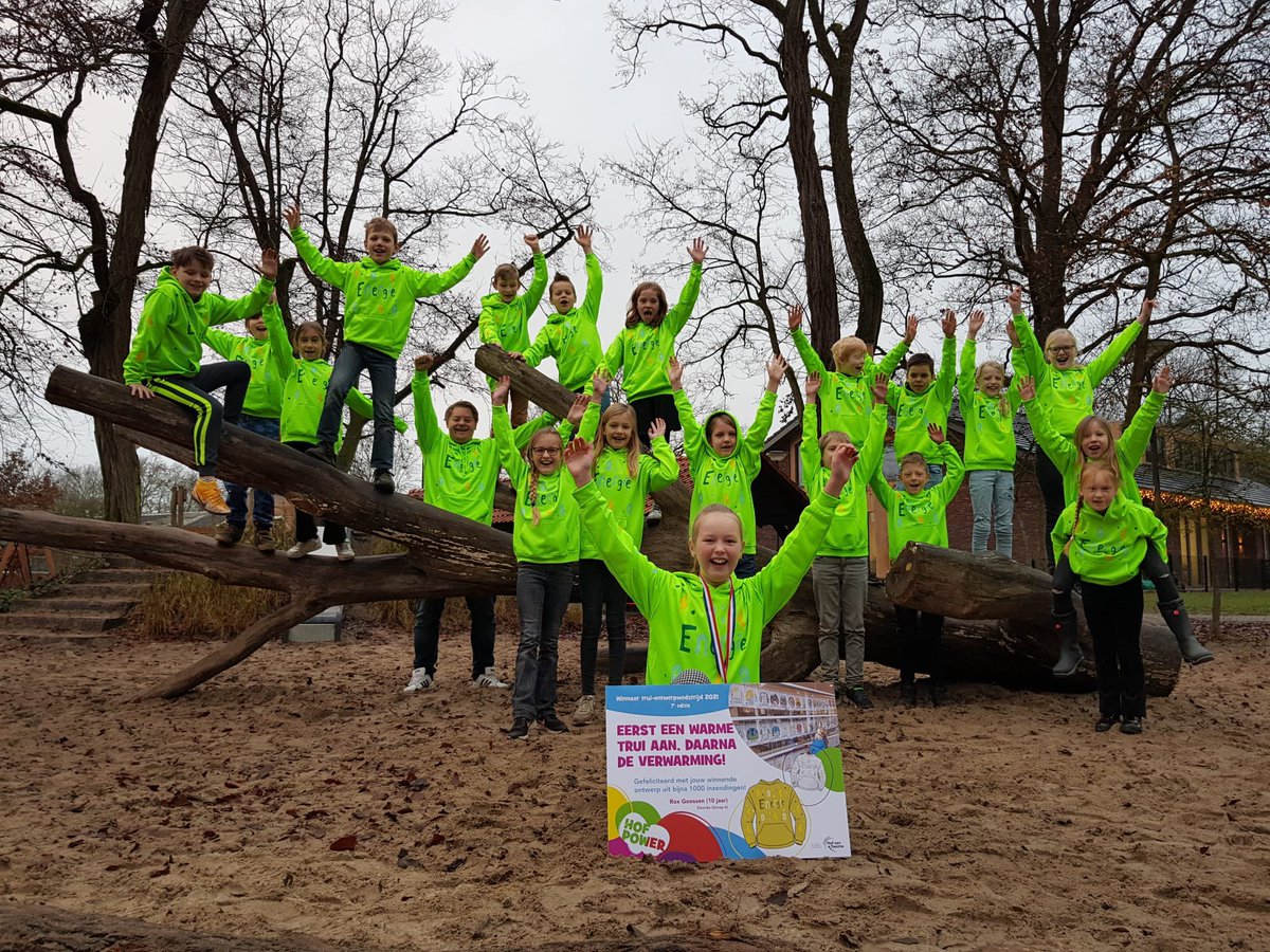 BurgNauta's tweet photo. Eerst een warme trui aan, dan pas de verwarming aan! Toppers zijn onze kinderen met hun mooie ontwerpen! De winnaars staan te glimmen😊 @gemhofvantwente #trots https://t.co/GEyyMySAzJ