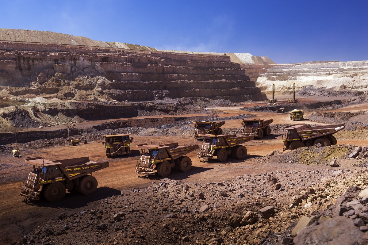 im_mining's tweet photo. A transformational #miningcontract from @AngloAmericanZA's #KumbaIronOre worth >$100 million has been awarded to a JV of four local &amp; black-owned companies; surrounding communities will benefit like never before as direct stakeholders in a world-class mine https://t.co/mr7VlRPicY https://t.co/R5YpDo6dZR