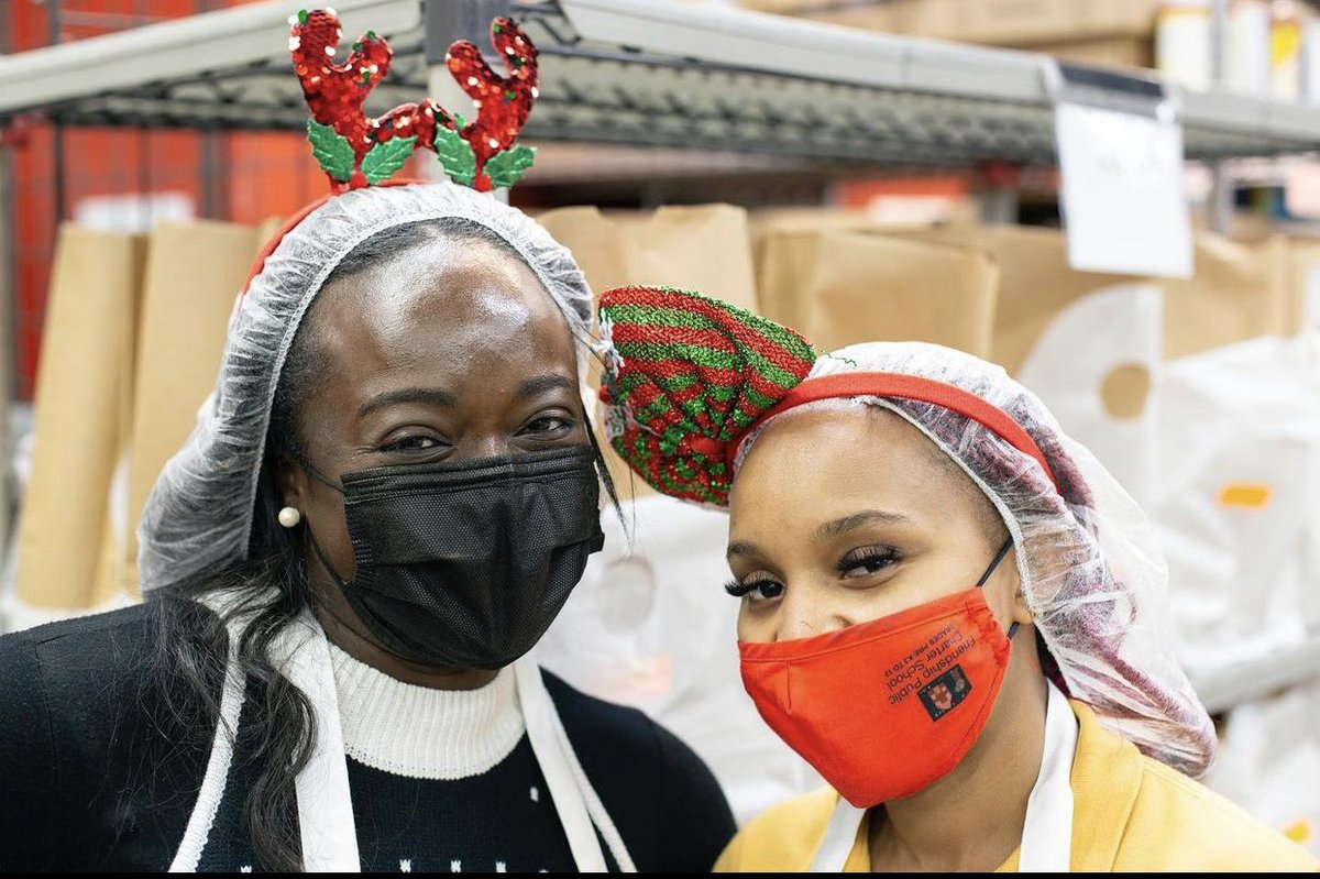 FriendshipPCS's tweet image. A look into #alumniweek at Friendship PCS. 
Yesterday our alums joined the amazing team at @foodandfriends (DC) for a day of service! 
Thank you for the opportunity to pay it forward during this season of hope and gratitude❤️
@friendshipalumni 
#alumniweek 
#communityservice