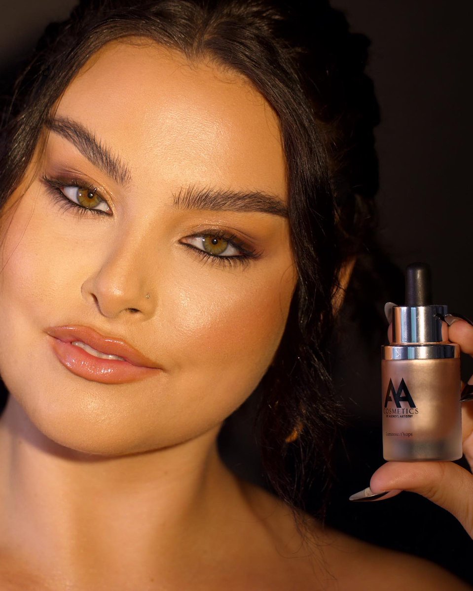Luminous Glow all year round ✨

Luminous Drops added to the skin before or after makeup application gives that long lasting glow. 

AudreysArtistry.com

#glowyskin #luminousglow #beauty #makeup #motd #softglam #cosmetics