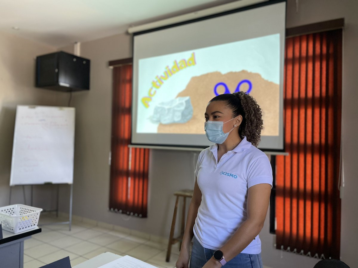 CISMOSV1's tweet photo. Seguimos promoviendo la salud, en esta ocasión en la @AMCuscatancingo @ferchoo_rd desde el área de fisioterapia con la prevención de enfermedades mediante el ejercicio y desde la psicología con violencia contra la mujer #SaludMental https://t.co/XGaV18FgK7