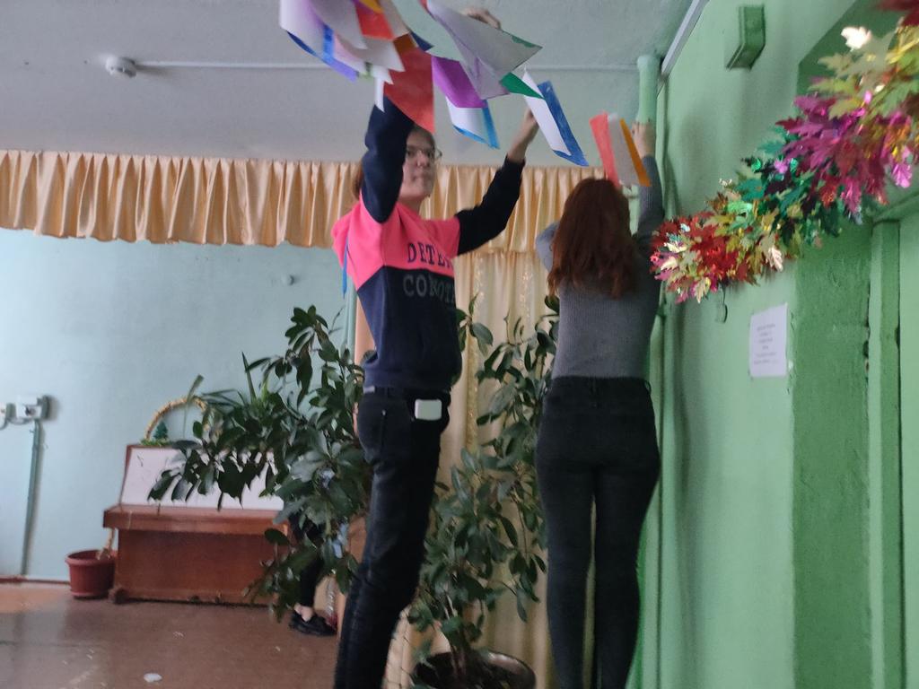 ronovlsk's tweet photo. С нетерпением и радостью, в ожидании Нового 2022 года, учащиеся приступили к оформлению школы.Снежинки, мишура,ёлочки,камин,сделанные своими руками, и школьные стены превращаются в новогоднюю сказку! https://t.co/p2rAdm7n5s