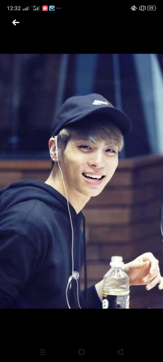 Gito_LuviTinyL's tweet photo. You will live in our hearts forever
#YouDidWellJonghyun #Wealwaysrememberyou
#WeLoveYouJonghyun
#SHINee #Shawols https://t.co/7xtPrGY8RJ