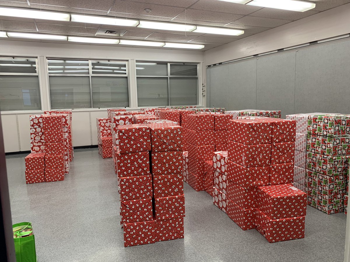 ell_veer's tweet photo. A big shout out goes to @relate_church   Abbotsford and #starfishpack for their generosity to @TenBroeckSchool students. Each student is getting a present and 14+ families are taking home large Christmas hampers. @AbbotsfordSD https://t.co/ZyeZ6dr5wl