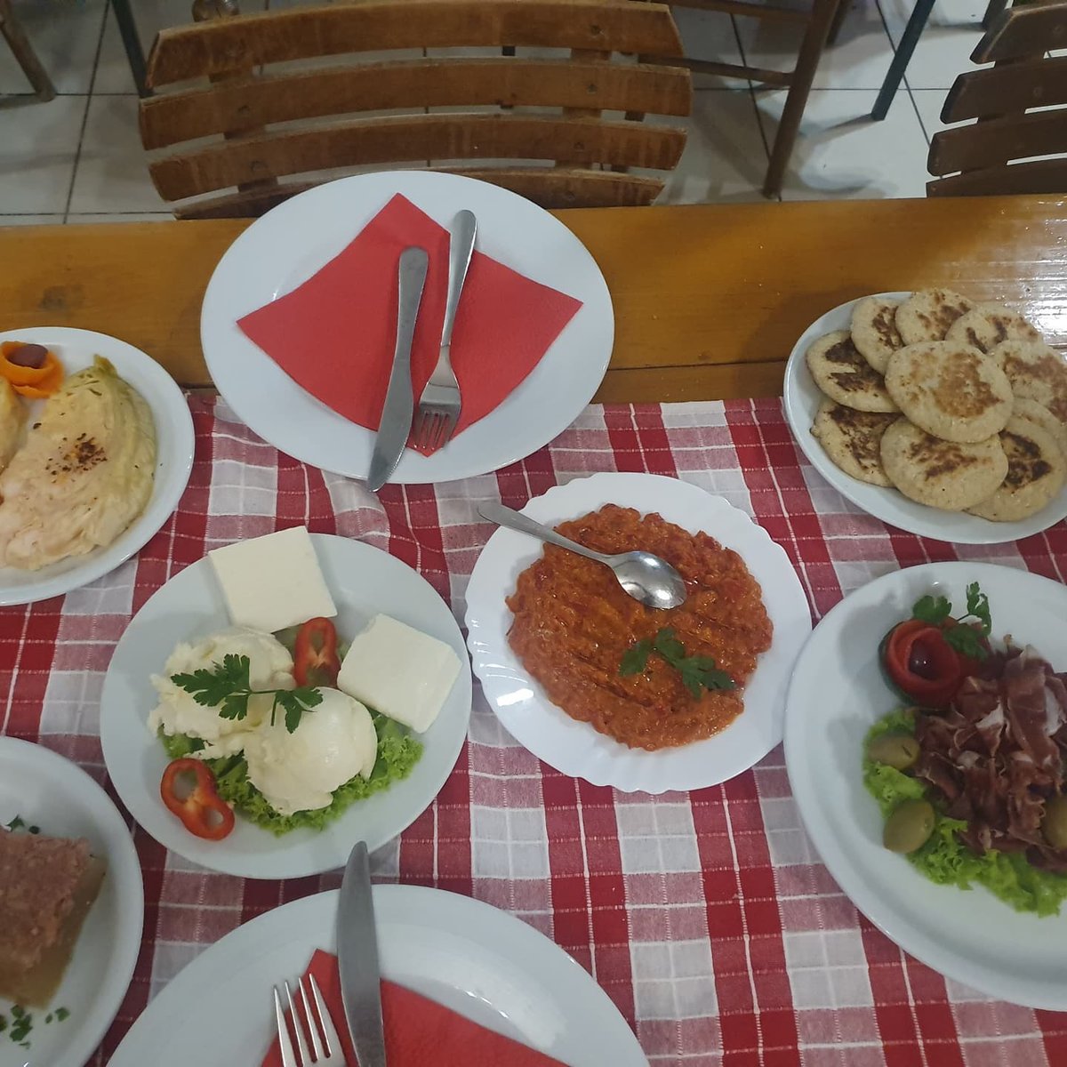 robert_coban's tweet photo. Ručak u "Kafani kod Mira" u Bogutovcu neizostavan je ritual pri povratku sa Kopaonika od kako je napravljen auto-put "Miloš Veliki". "Kafana kod Mira" osnovana 1826. najstariji je ugostiteljski objekat u Srbiji koji je gotovo dva veka neprekidno (uz kratku pauzu od 22 godine za https://t.co/ucMMv0GhqB