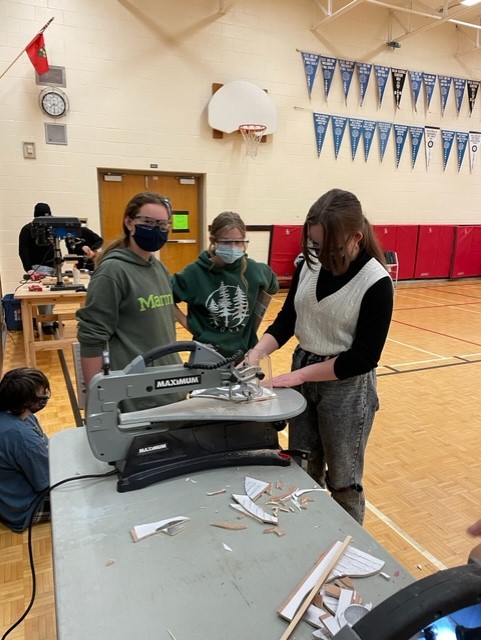 AnneMyersEDU's tweet photo. Grade 7 students at Couchiching Heights Public School were busy making homemade Christmas gifts as part of their learning about and commitment to UN Global Goal #12 Responsible Consumption and Production! @coustaff @SCDSB_Schools @changemakeclass @TeachSDGs @TheGlobalGoals https://t.co/2KAT3cm83C