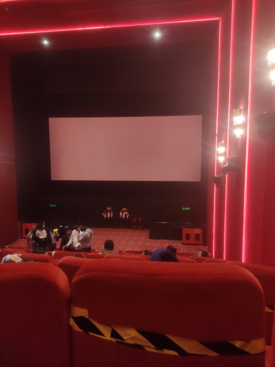 sudhiriam's tweet photo. #PVRICON pune lo chinna buddhi screen. 

AP lo big screen lo chusi chusi.. 

Epudu inka ela alavatu chesukovali. 

#Pushpa https://t.co/aDwtImmuYy