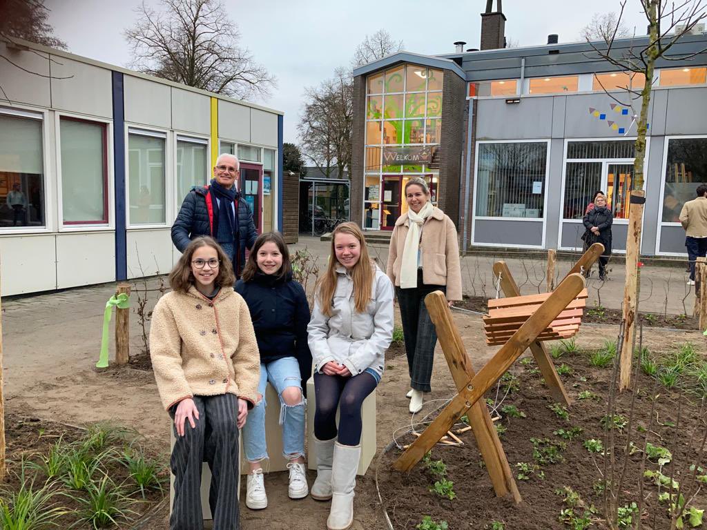 keesvangeffen's tweet image. Vanmiddag is beleeftuin van het Osse Jeugdcollege op het schoolplein van Basisschool Pius X officieel geopend met dank aan Deelgenoten Oss en Stichting Dichterbij #beleeftuin #samen #indebuurt #vooriedereen @JeugdcollegeOss @BSPiusX @stDichterbij @DatisOss