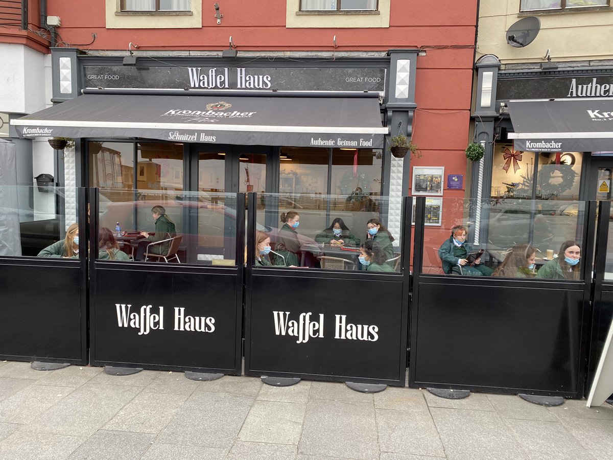 DeutschPrez's tweet photo. Ms. Mahers 5th year Deutsch @PresWex enjoyed Waffeln 🧇 und Eis 🍧 today as a #Weihnachtszeit treat. Sehr lecker ☺️ Danke Waffel Haus ⛄️🎄🎅  #deutschlernen https://t.co/JOygrgnY0U