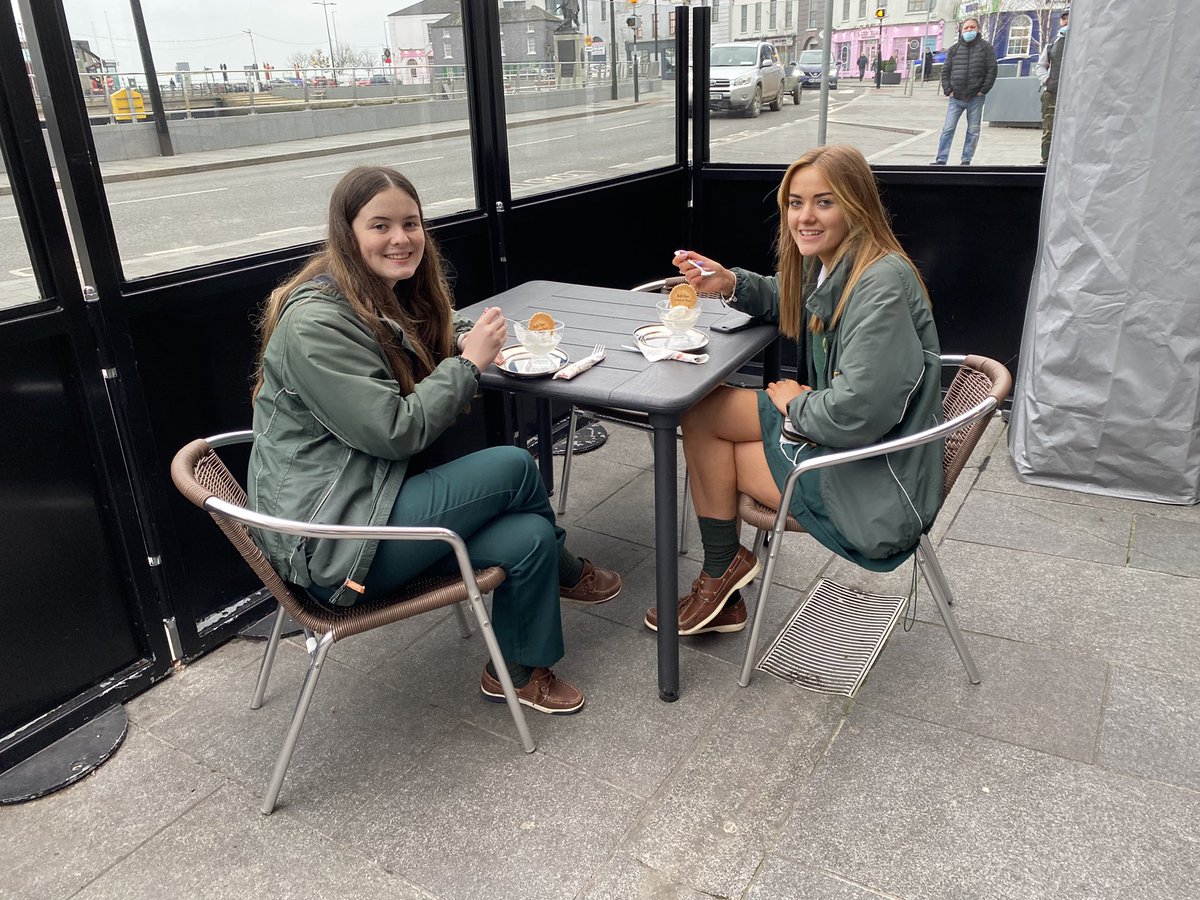 DeutschPrez's tweet photo. Ms. Mahers 5th year Deutsch @PresWex enjoyed Waffeln 🧇 und Eis 🍧 today as a #Weihnachtszeit treat. Sehr lecker ☺️ Danke Waffel Haus ⛄️🎄🎅  #deutschlernen https://t.co/JOygrgnY0U