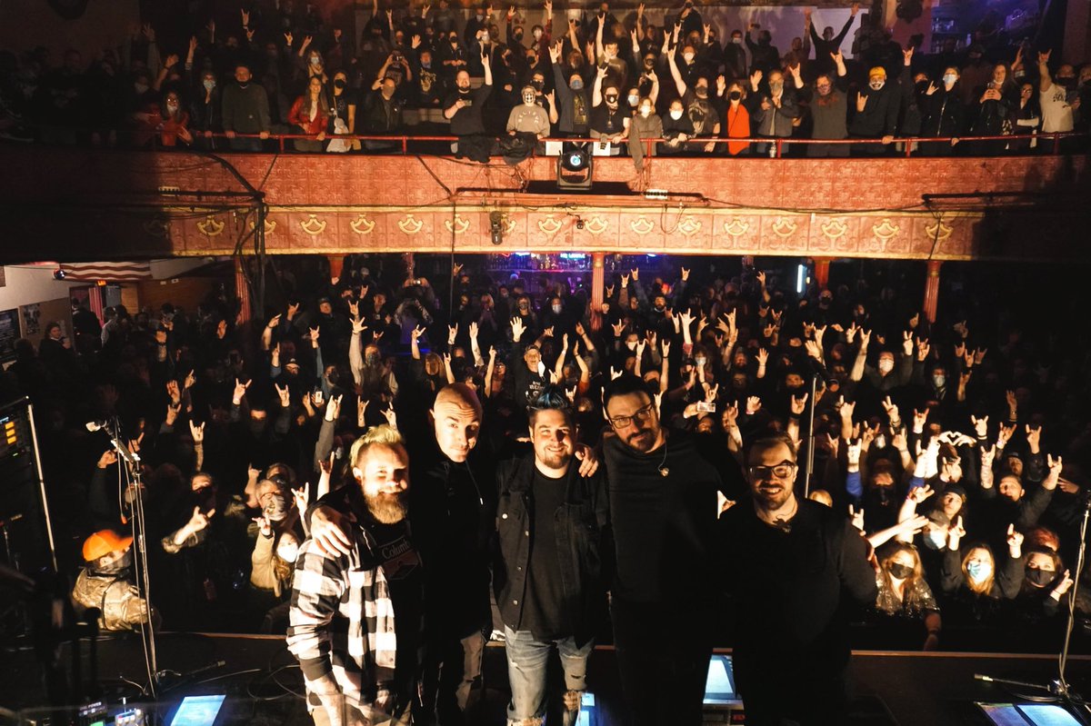 Poughkeepsie, NY we had an absolute blast with you guys! Let’s do it again tonight Huntington NY at The Paramount! 💙🤘🤘🤘

#breakingbenjamin #acoustictour #keithwallen #unplugged