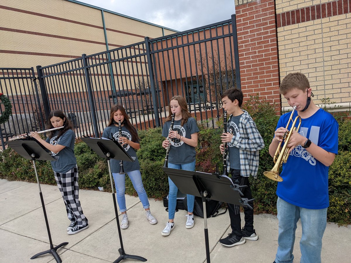 What a great morning to Deck the Halls. The music department provided a little holiday spirit to the campus today. Happy holidays! 🎄🎅🦌⛄@nisdgarcia @nisd_finearts