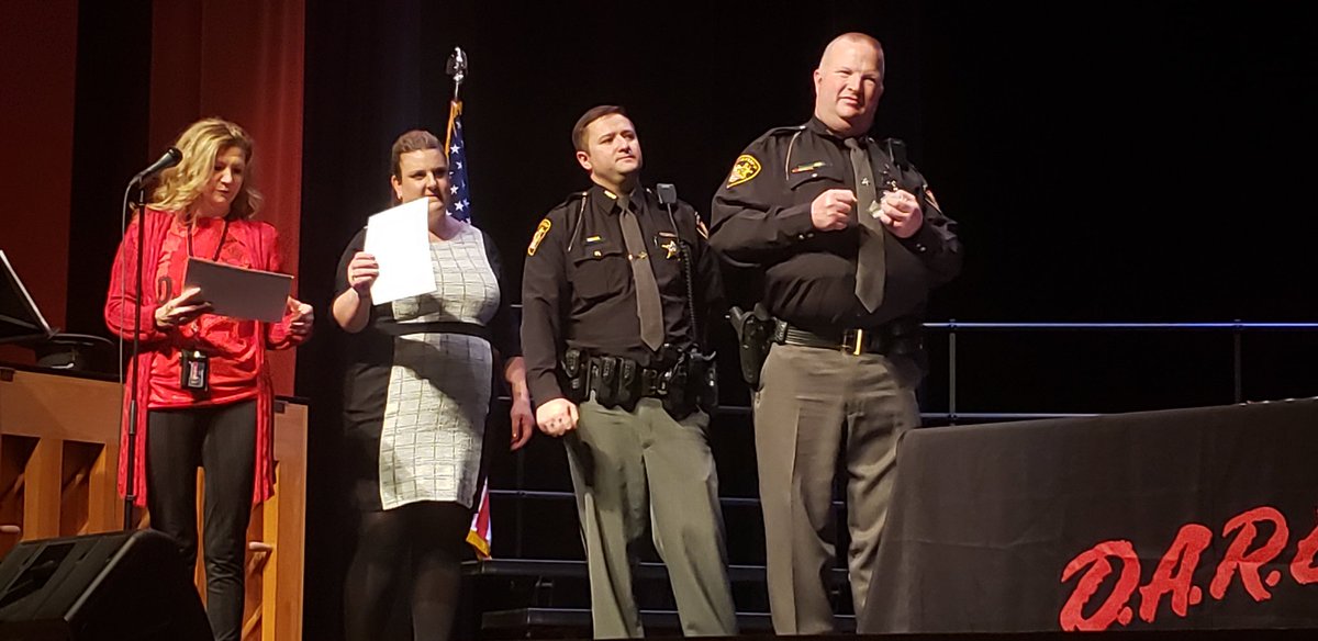 LindseyC83's tweet photo. Circleville 5th grade DARE graduation is in the books! Thank you Deputy Bowers for a great program this year! #sullivanscholars #cestogether #circlevilletigers https://t.co/ngw5NpVzhK