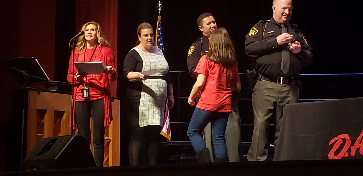 LindseyC83's tweet photo. Circleville 5th grade DARE graduation is in the books! Thank you Deputy Bowers for a great program this year! #sullivanscholars #cestogether #circlevilletigers https://t.co/ngw5NpVzhK
