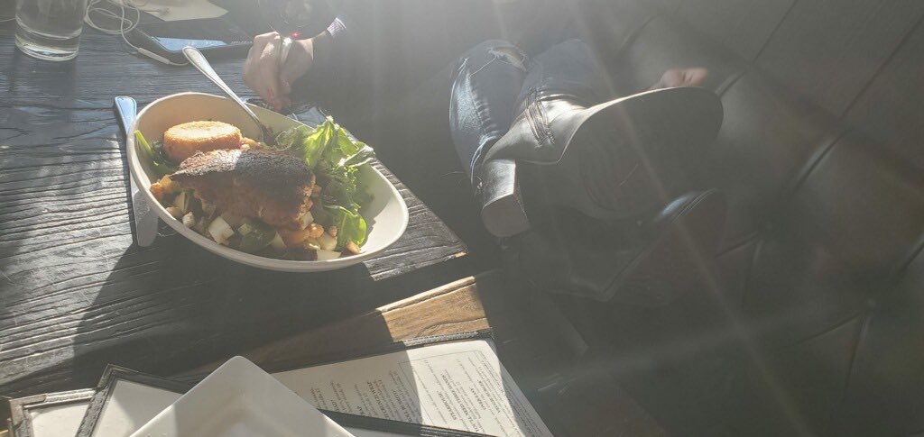 MingMing2228's tweet photo. Idiot can’t even take the #feetpic right. SMHHe’s such a loser.  It was pretty hilarious, ngl.  Yes, people were staring-not sure if they were looking cuz My #smellyboots were on the table-or My laughter.  #likeaboss 

#crazyasian @rt_promo2k @rt_feet #stinkyfeet @FootParadiseRT https://t.co/H1kuPwiMpM