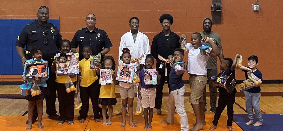 LeroyQuigg's tweet photo. Touching Lives through Barber Shop talk.. One of three locations for Ju Jitsu

Exline-Recreationalctr
Fireside- Recreational ctr
Cummings- Recreational ctr

#BarbershopTalk 
@DPDAnderson @DPDChiefGarcia @DPDSWNPO @WJWest233 @caraathome @teamthomas2015 @bdwilsondpd @DPDGangUnit https://t.co/lLBIpuwjIU