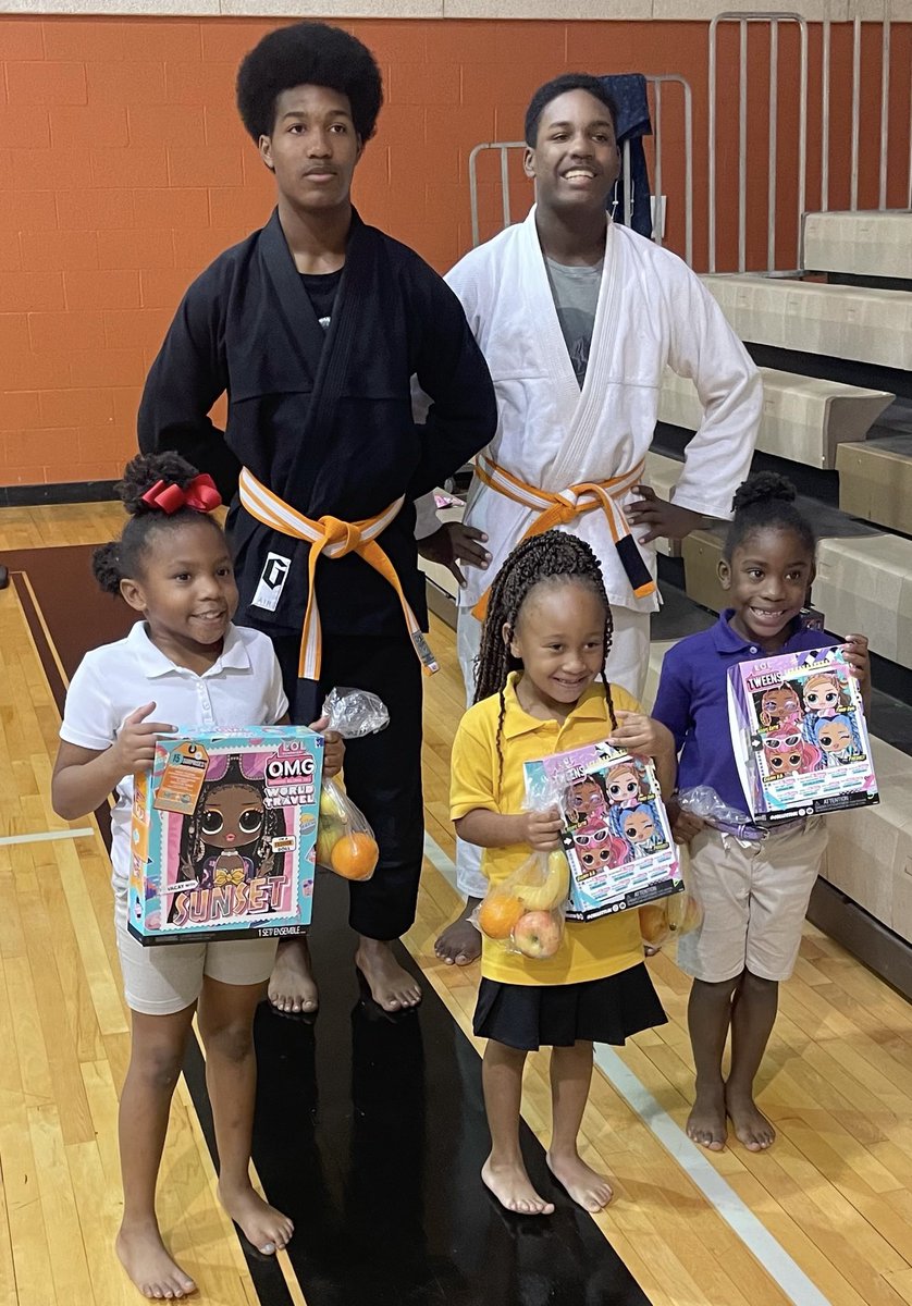 Touching Lives through Barber Shop talk.. One of three locations for Ju Jitsu

Exline-Recreationalctr
Fireside- Recreational ctr
Cummings- Recreational ctr

#BarbershopTalk 
@DPDAnderson <a href="/DPDChiefGarcia/">Eddie Garcia</a> <a href="/DPDSWNPO/">Dallas Southwest</a> <a href="/WJWest233/">West</a> <a href="/caraathome/">Cara Mendelsohn 🟦</a> <a href="/teamthomas2015/">Casey for Dallas</a> <a href="/bdwilsondpd/">Bridget Wilson-Jones</a> <a href="/DPDGangUnit/">Dallas Gang Unit</a>