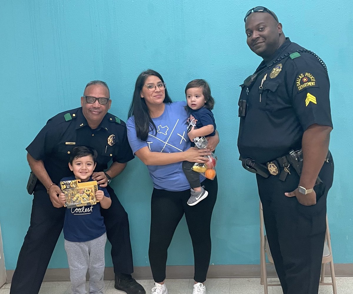 LeroyQuigg's tweet photo. Touching Lives through Barber Shop talk.. One of three locations for Ju Jitsu

Exline-Recreationalctr
Fireside- Recreational ctr
Cummings- Recreational ctr

#BarbershopTalk 
@DPDAnderson @DPDChiefGarcia @DPDSWNPO @WJWest233 @caraathome @teamthomas2015 @bdwilsondpd @DPDGangUnit https://t.co/lLBIpuwjIU