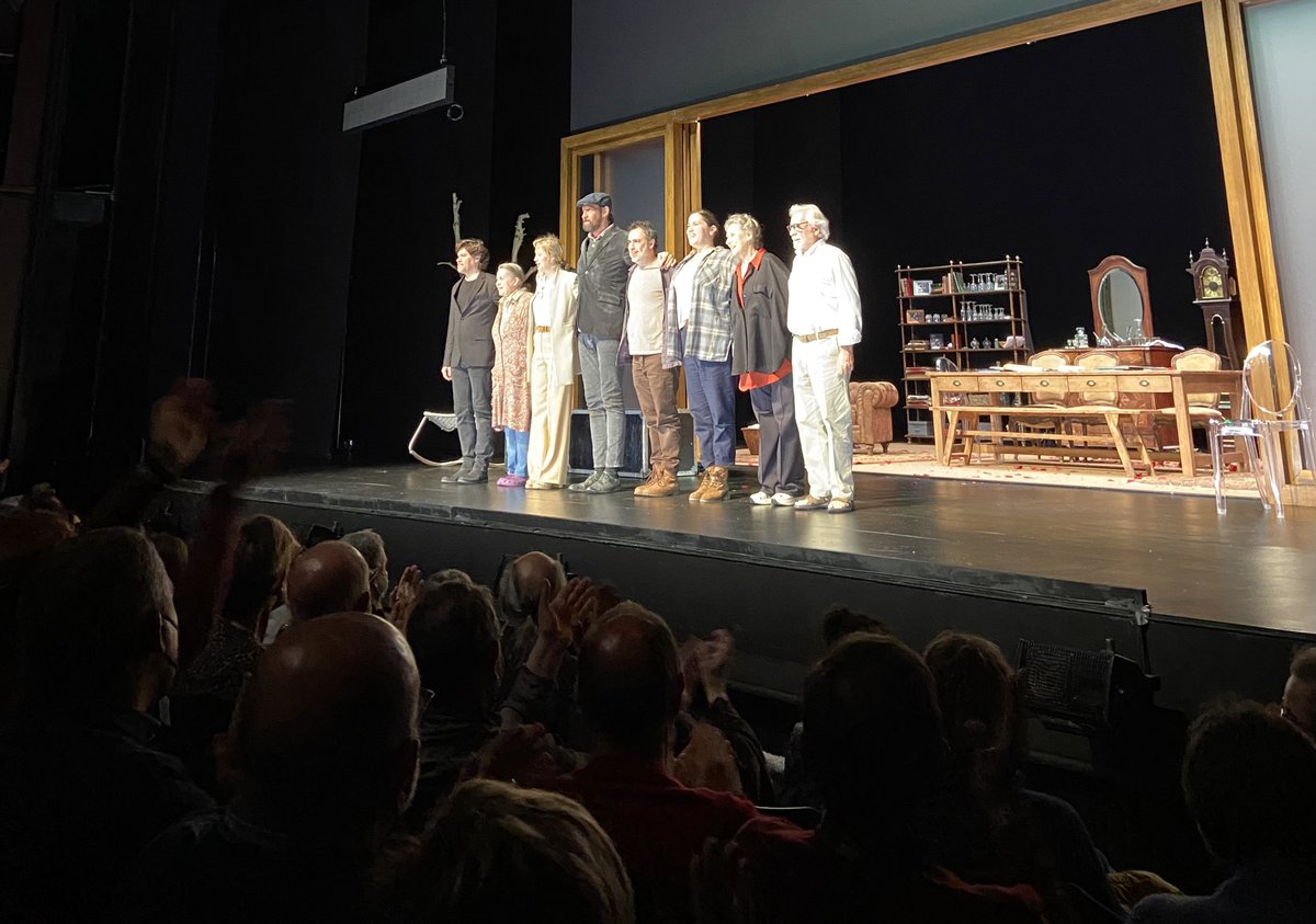 ricardcastellet's tweet photo. Quines ganes de tornar @teatrelliure #LoncleVània i quins grans actors!! @ivanbenet @KasparBindeman @AnnaGuell1 @Larsgez @LluisMarco1 @JuliaTruyol &amp; co #teatre https://t.co/B2ZsH03otM