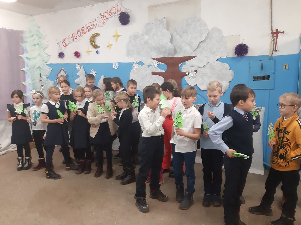 В ЦДЮТТ "Импульс" (п.Мехзавод) состоялась увлекательная новогодняя квест - игра  "В поисках приказа о новогодних каникулах".  Участники отгадывали загадки, решали ребусы и головоломки, искали потерянную открытку Деда Мороза и, преодолев все препятствия, пришли к заветной цели.