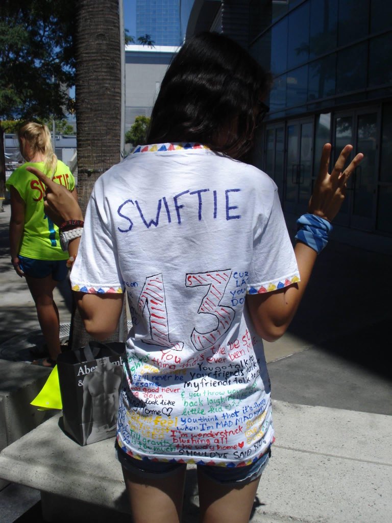 musicsinmysoul3's tweet photo. Pretty positive this show was how @taylorswift13 noticed me for the next era cuz we waited since 10AM ๐ฅบ Back when pit for fans through Taylor Connect were $150 ๐ #RedTourLA #FlashbacksAndEchoes 08/20/13 @taylornation13 https://t.co/OENyu0Lswi