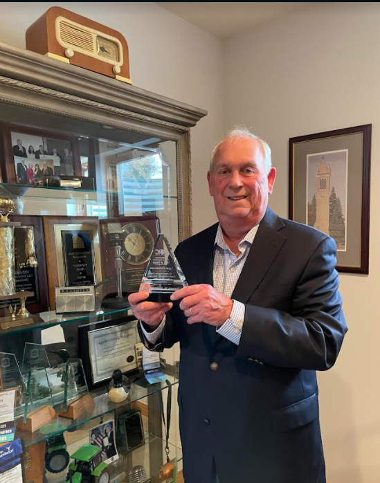 FarmHouse1905's tweet photo. The @AgRelations Council (ARC) recently named Lynn Henderson (IA 71) to the Agricultural Public Relations Hall of Fame for 2021 at their annual meeting in Richmond, Va. Congratulations, brother! #FHProud https://t.co/lKV8sww1ri
