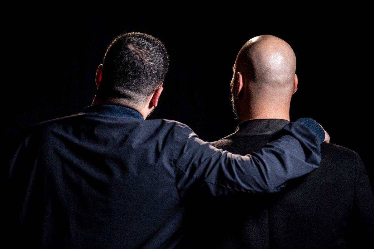 Eccoci qua
Siamo venuti per niente
Perché per niente si va
E il sipario è calato già
Su questa vita che tanto pulita non è…
E allora eccoci, siamo qua
Siamo venuti per poco
Perché per poco si va... #Gomorra5
GRAZIE