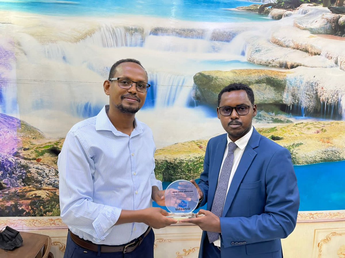 AdenCERD's tweet photo. You are always welcome in Djibouti my brothers from Mogadishu @AhmedAbdihadi @HMudane and your team. It was a great pleasure to see you at the @HIPSINSTITUTE Forum. Thank you for this wonderful gift from the @BaraarugLibrary. https://t.co/yNvACQSGxK