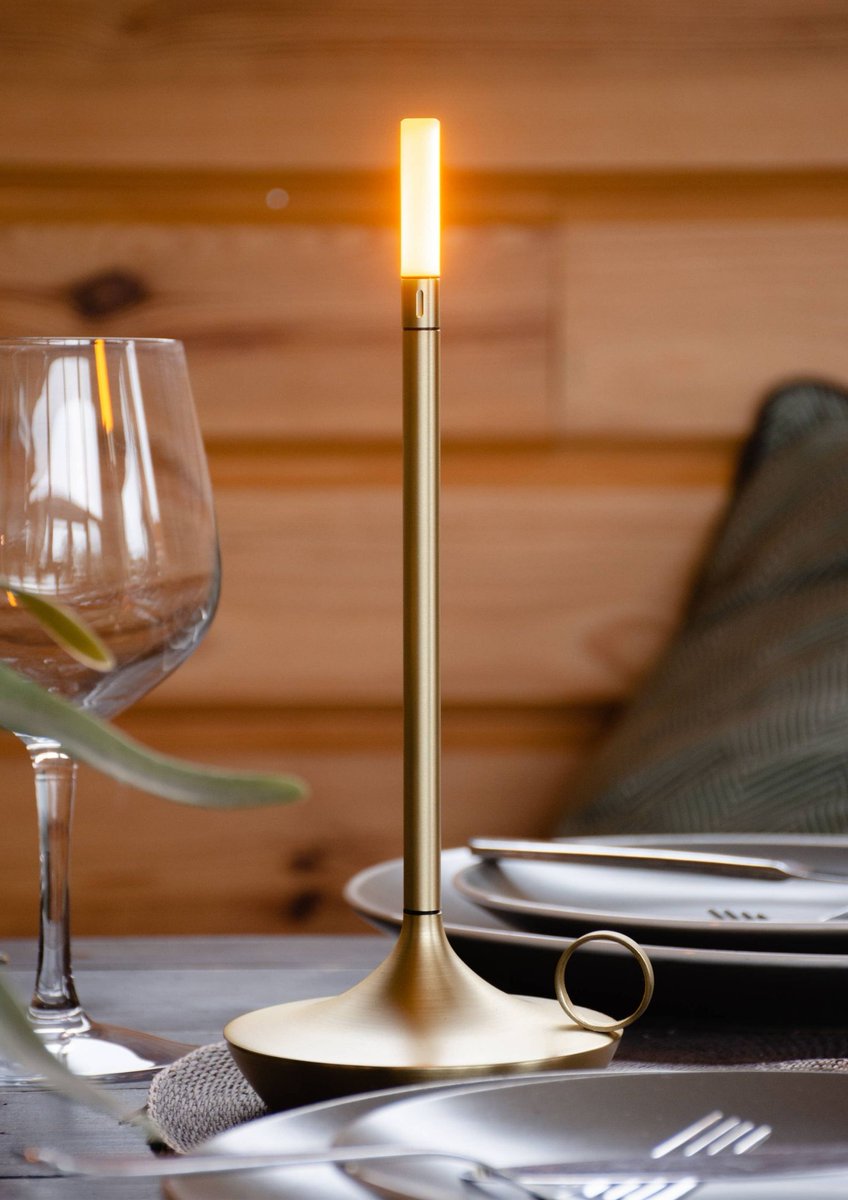Interior_Deluxe's tweet photo. Combining the romance of a candle with the utility of a flashlight. Featuring Graypants Wick Portable Rechargeable Lamp by Vanmokum.
https://t.co/QkSmhBDsFt
#interiordesign #designtrends #trendlighting #moderndecor https://t.co/kSKHffXuq4